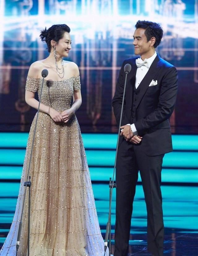 李沁，娜扎，赵丽颖，热巴穿一字肩长裙，这差距真的有点大!