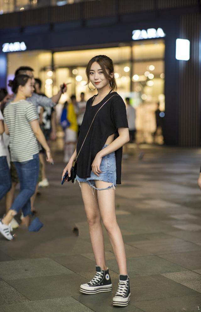 街拍：好身材个性的小姐姐，俏皮充满个性的感觉！