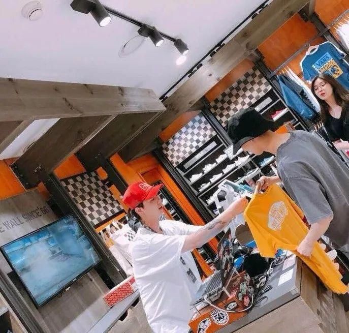 一天曝光两对恋情!公司否认当事人却承认!另一对谈一天就分手?