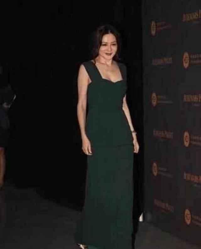 关之琳年龄面前不服输,55岁穿成20岁,可惜被颈纹出卖了她!