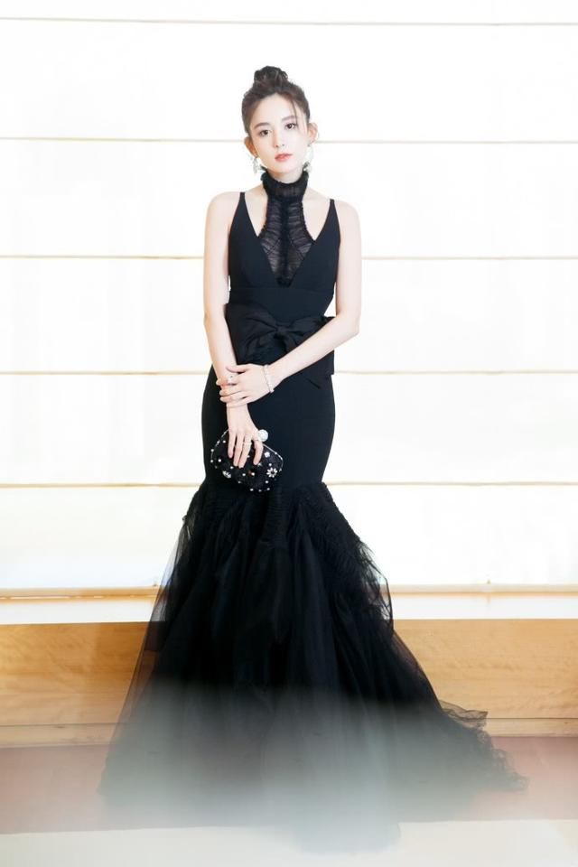 古力娜扎这么窄的裙子也要硬穿进去，对自己真狠，网友：显身材呗