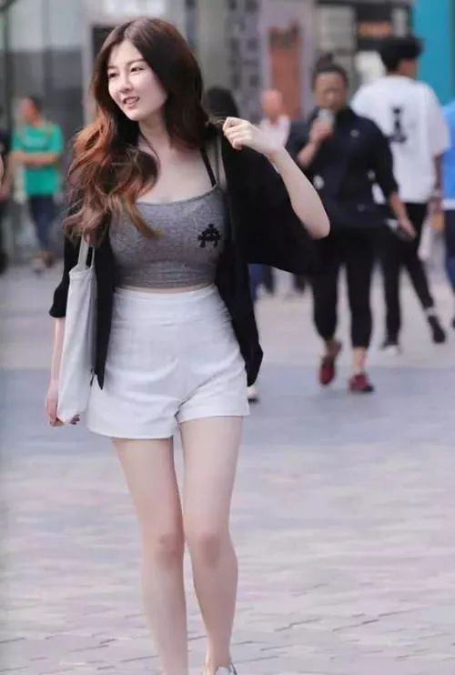 身材■“娃娃脸”女神火了,身材A爆却长了张娃娃脸,好看又时髦!