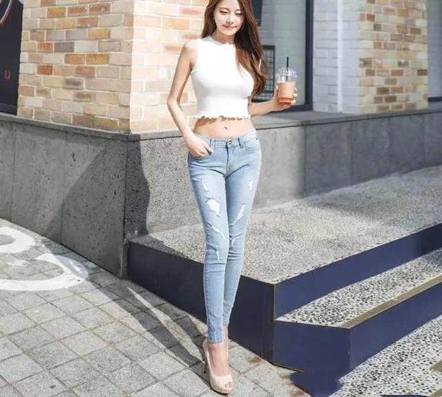 紧身牛仔裤修身显瘦突显出美女的时髦洋气，穿出清新凉爽的感觉