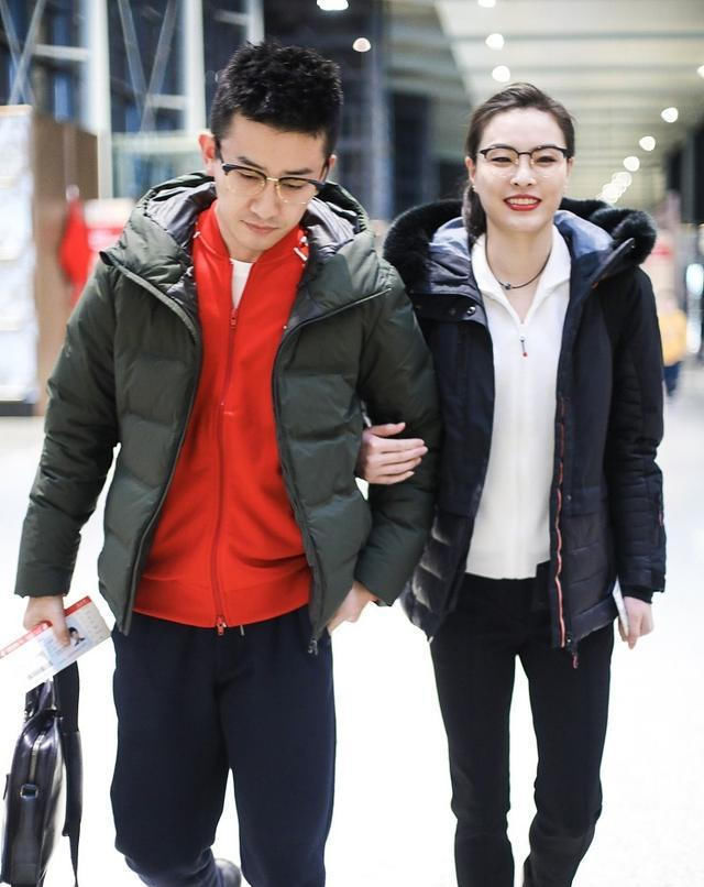  『以选择』吴敏霞和丈夫走机场,穿棉服麻杆腿好惹眼,难得浓妆红唇气质大变