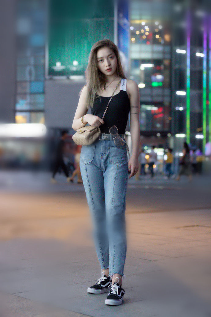 重庆街拍，美女这样穿，轻松成为焦点的存在!