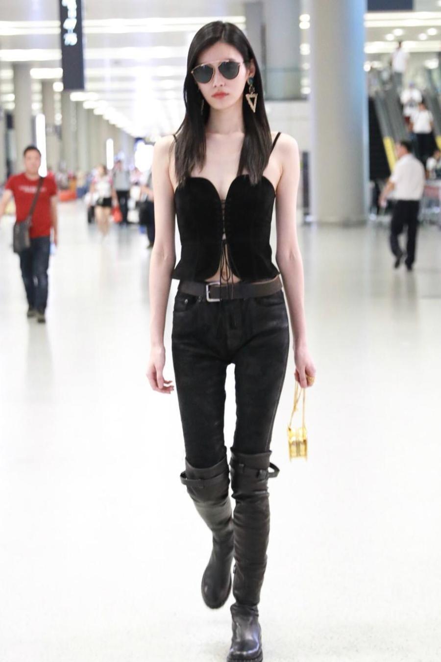 奚梦瑶的时尚我不懂! 因为怕热只穿一件小吊带, 却搭了双过膝长靴