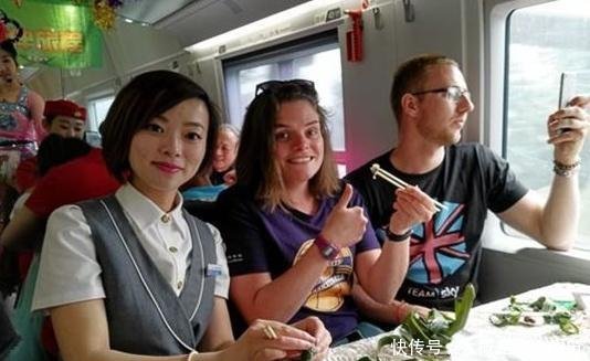  「高铁站」美国人来中国乘坐高铁，回国后非常气愤再也不敢相信
