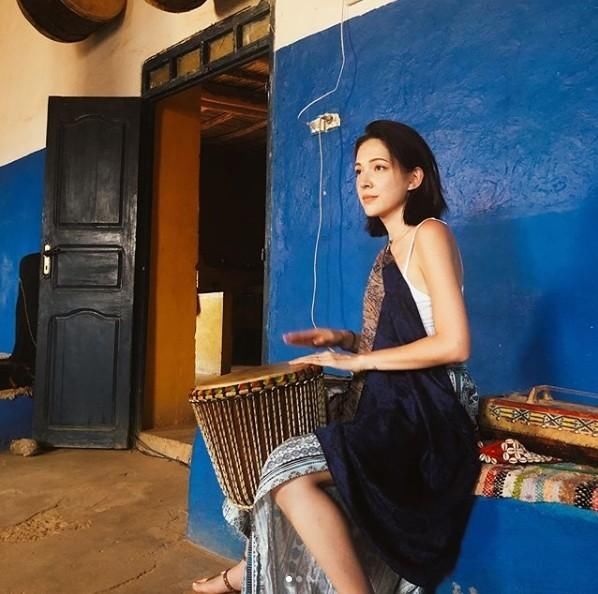 许玮宁海外旅游秀美背!却被她的一百种唇色抢了镜?都是九年义务教