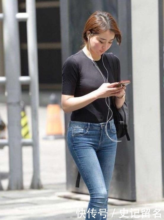 【美女】街拍：白皙性感的美女，露肩装+开叉长裤，韵味十足，很撩人！