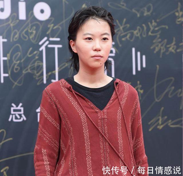 窦靖童将麻布衫穿到红毯上，真叫绝了，网友比王菲还个性