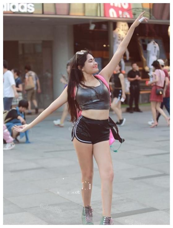 街拍：图七穿超短裤上阵，白皙水嫩的长腿，看了两眼放光！