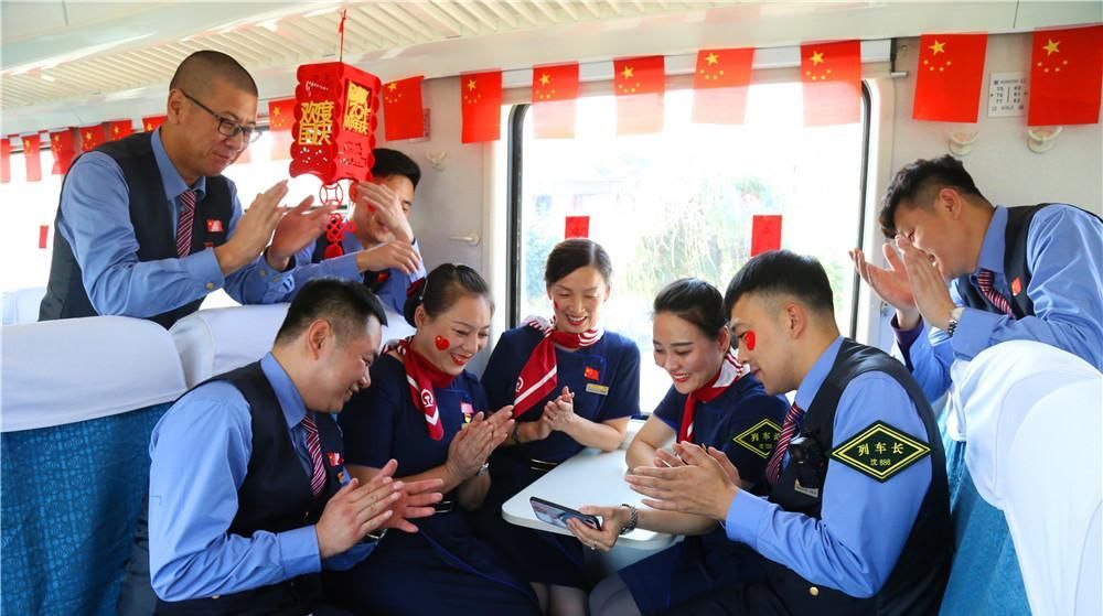 贴心! 乘务员举平板电脑, 让旅客收看国庆阅兵视频