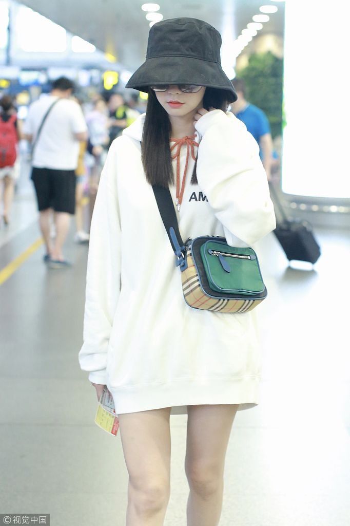 沈梦辰又玩“下衣失踪”提鞋秀美腿 戴渔夫帽露红唇心机girl一枚