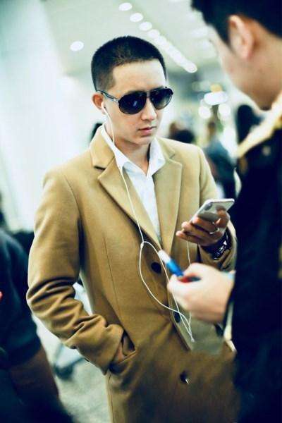 王凯韩庚现机场秀，一个憔悴脸变大爷，一个剪短发做型男