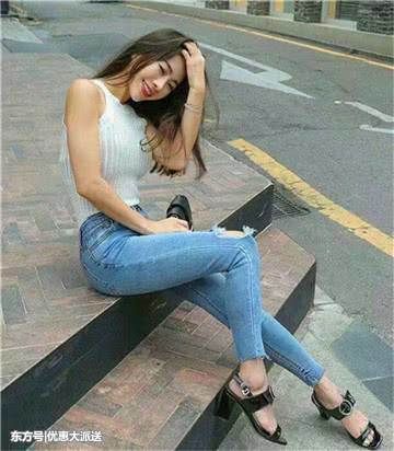 牛仔裤全方位完美修饰腿部线条，摇曳的身姿吸引太多人的目光