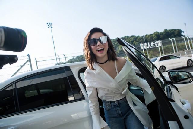 邓紫棋摆脱皮裤，一身休闲装逆袭成女神，网友:是初恋的感觉!