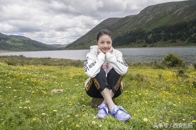 这位大明星一个人低调出行，50多岁拍的旅游照像20多岁