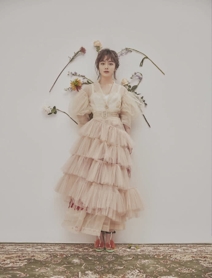 谭松韵穿连体短裤出席活动，腿被P出2米长，网友：能再假一点么