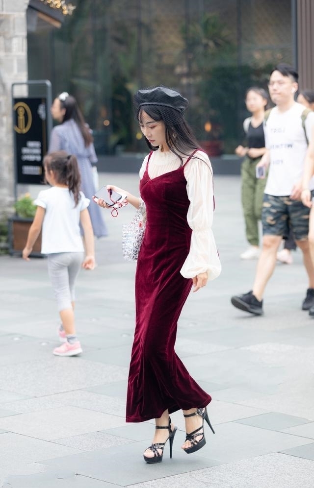  吊带|路人街拍，靓女搭配一条开衩的吊带连衣裙，少女感十足