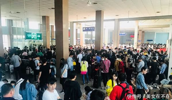 五一乘客买了票却上不去车，铁路工作人员表示：有人到站不下车！