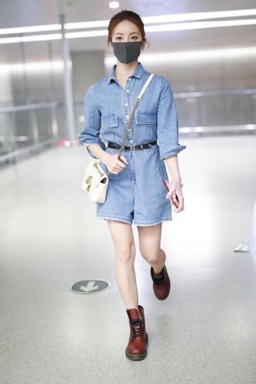  [整套look]赖雨濛简直太美了，扎丸子头搭配牛仔连体裤，意外穿出少女感