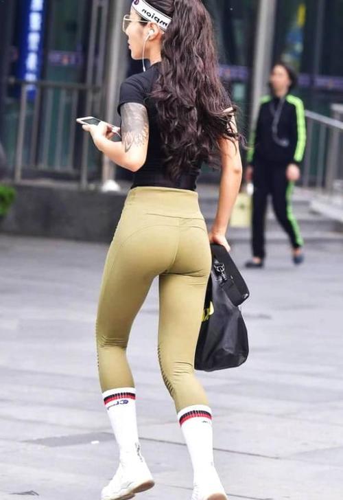 时尚有气质的紧身裤美女,更加靓丽出众!