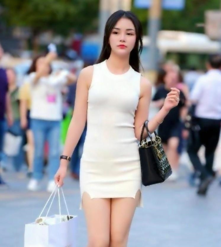 #英姿飒爽#街拍:小姐姐军绿色连衣裙,成功的穿出了英姿飒爽的优雅美
