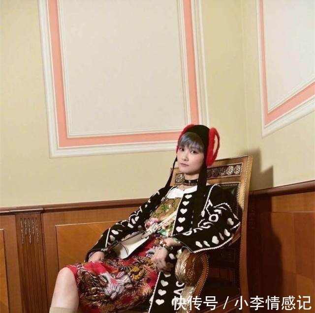 李宇春和唐艺昕同穿长筒袜,一个惊艳了米兰,一个却穿成灾难