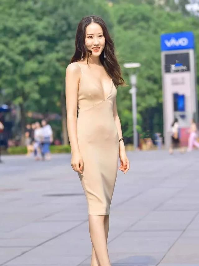  下半身搭配■美女脚上搭配着一双酒红色的尖头绑带高跟鞋,看上去十分的有韵味