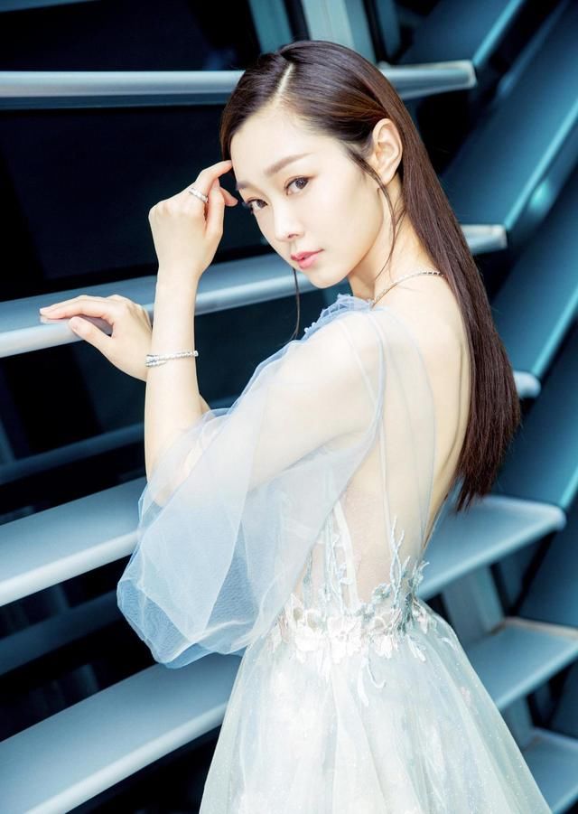 「 够为宋轶」穿印花连衣裙超好看,苗条淑女,美成初恋女友,宋轶身材有“料”