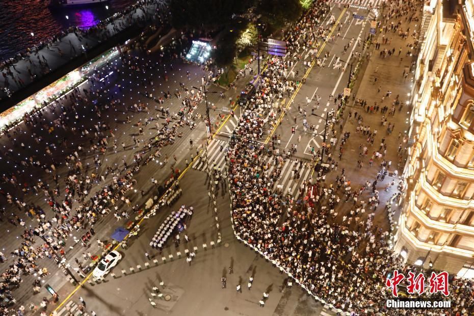 国庆假期 多地景区迎来客流高峰