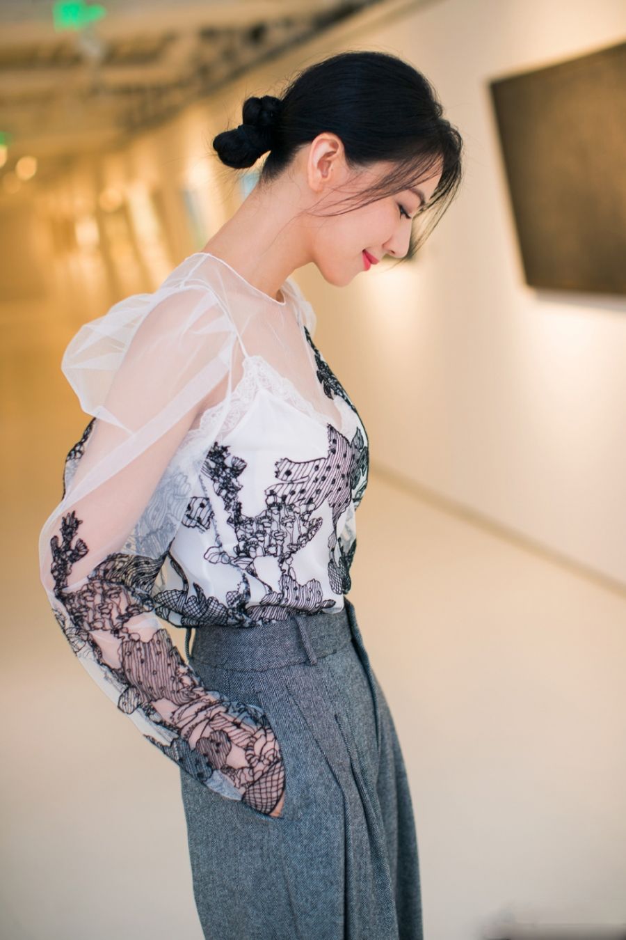 高圆圆:镂空上衣配大脚裤，高贵优雅