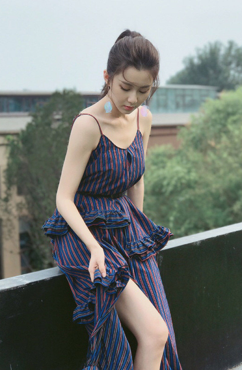 刘颖伦吊带裙写真图集，时尚性感，气质迷人，值得关注!