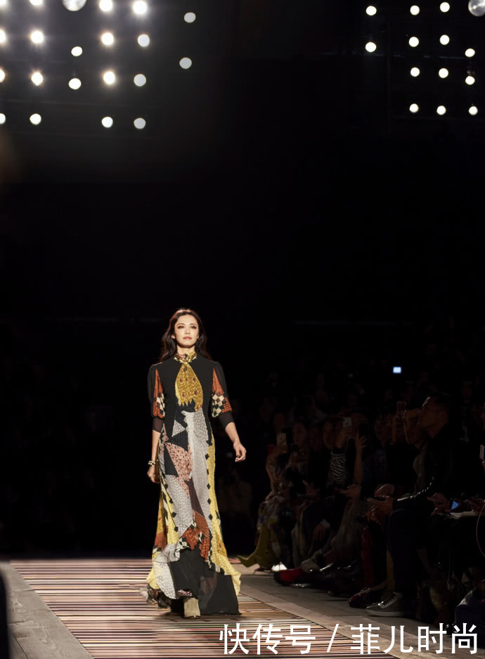 姚晨越来越会穿了！皮裤配衬衫好休闲，网友：大长腿够抢镜！