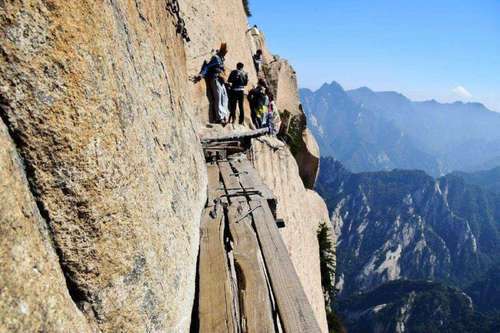 男子突然跳崖，自杀跳崖为啥都选这座山？揭秘华山为啥不能爬三次