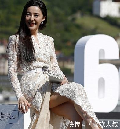 范冰出席活动，遭网友吐槽，坐姿真霸气，网友是因为腿太长吗