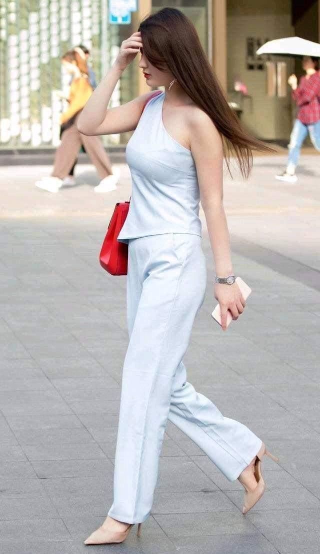 美女连一圈搭配黑色小高跟鞋，干练性感，很是有女人味!