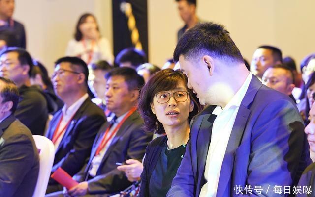 姚明和妻子并肩公开亮相 身高1米9的叶莉显小鸟依人