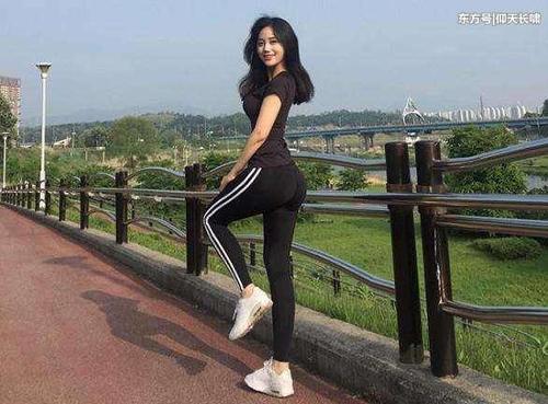 韩国健身模特，身材傲人穿衣风格多样，网友：最喜欢她黑色系！