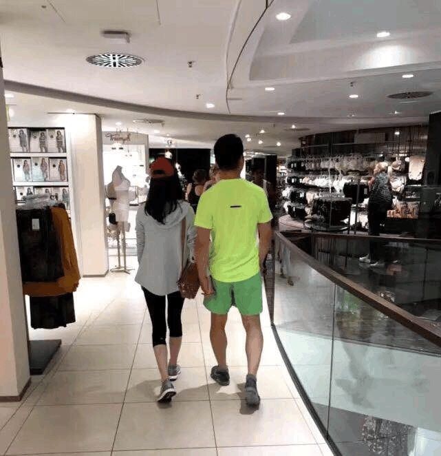 刘强东带章泽天逛内衣店，刘强东背影身材强健，44岁还似年轻小伙