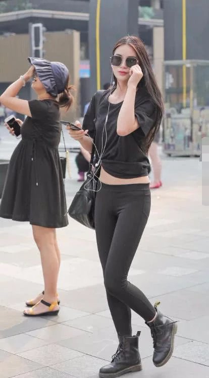 小姐姐一身休闲洒脱紧身裤气质出街，高傲气质绝佳容颜