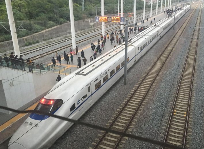  参观@沙特“首条高铁”顺利通车！数万百姓列队参观：中国太厉害