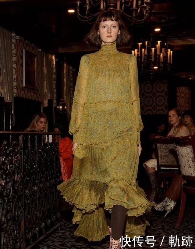 『花朵』2020开春 流行穿“开满花”的裙子,谁穿谁美!