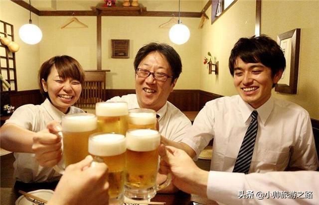 日本人来中国旅游,到便利店买酒后感叹:中国人生活真幸福