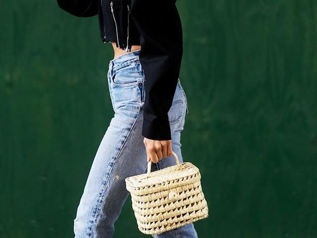 奶奶，你的菜篮子我抱走了哈~