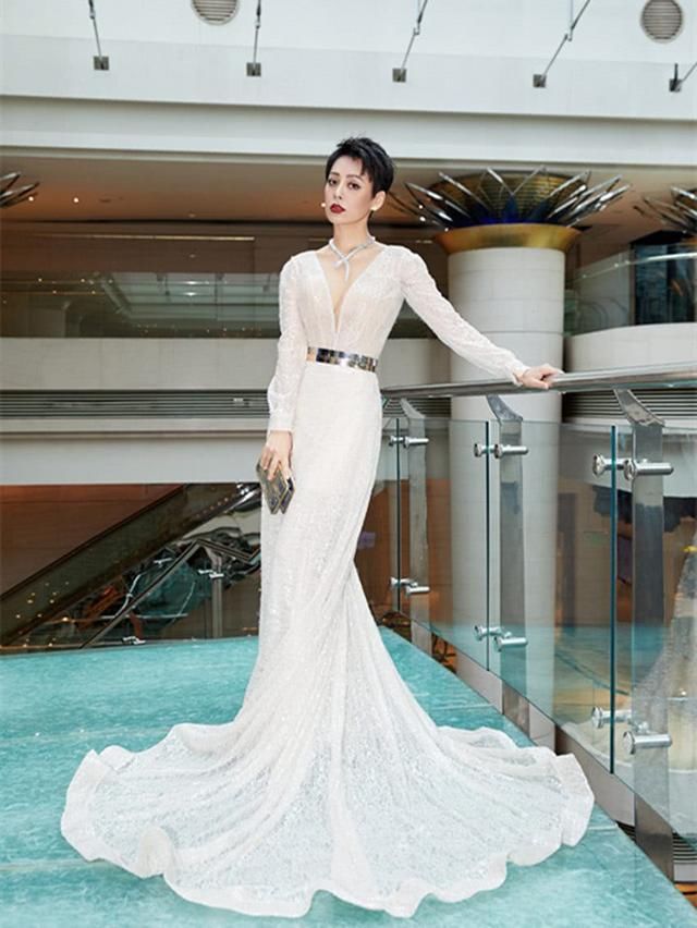 秦岚再穿鱼尾裙，细腰美臀展风情，女神们都爱不释手！