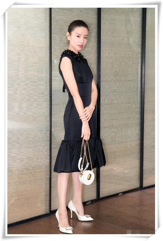 董洁不走寻常路！短裙下面也能穿破洞裤？网友：越奇葩越时尚？