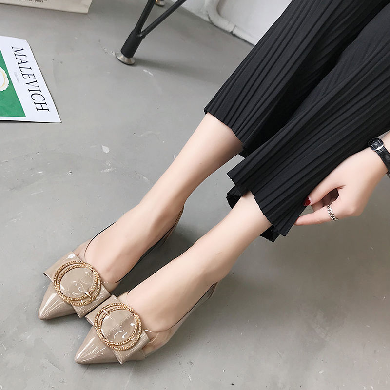 40岁女人少穿高跟鞋，穿潮流平底鞋透气不累脚，洋气有范显腿瘦