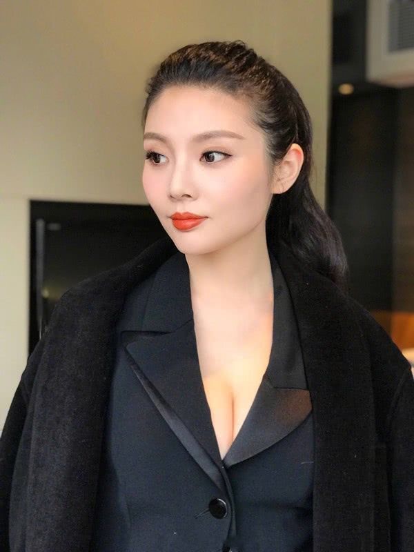 徐冬冬身材真好，深V领被撑起来更撩人，网友：一般人不敢这样穿