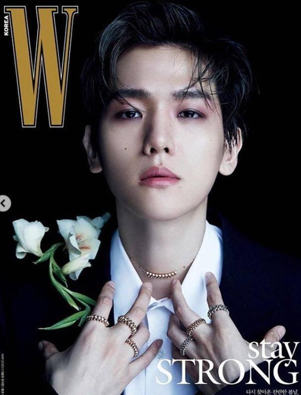 『性感』EXO 边伯贤《W》画报公布，秀出“清爽、性感迷人”的翻转风采